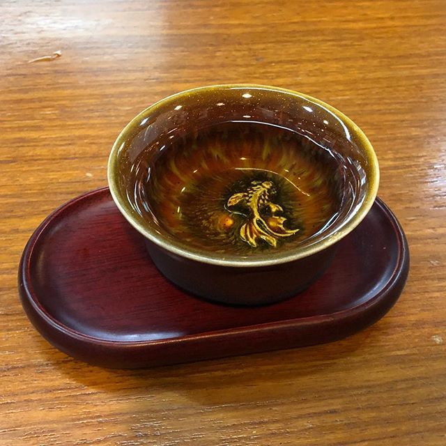 台湾のお茶屋さんで、金魚柄の綺麗な茶碗で台湾茶を頂きました🍵

#台湾茶 #taiwanesetea #台湾 #taiwan #tea #金魚 #goldenfish #お茶碗