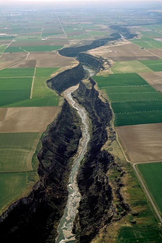jaimessincioco's tweet image. Snake River, a major #tributary of Columbia #River with headwater in #Yellowstone on Two Ocean Plateau extending 1,078 mi cutting thru basalt lava forming #Canyon ranging150 m deep,400 m wide &amp;amp; 50 mi long with two major waterfalls &amp;amp; countless springs via Geomorphological Features