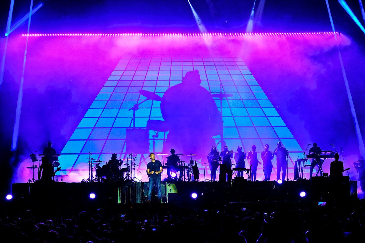 gorillaz live visuals momentz