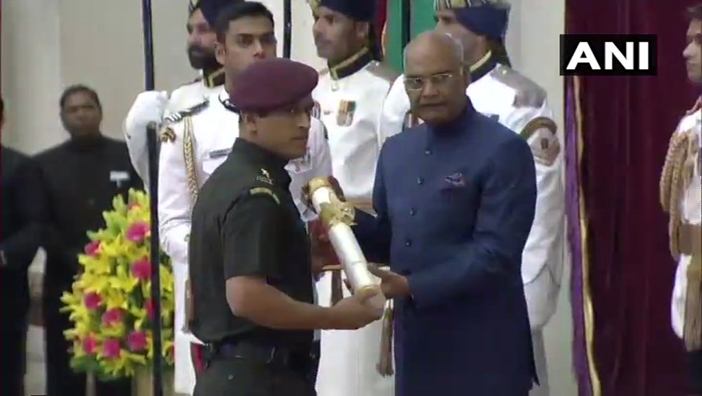 Indian Skipper <a href="/msdhoni/">Mahendra Singh Dhoni</a> receives #PadmaBhushan at #RashtrapatiBhawan in Delhi.