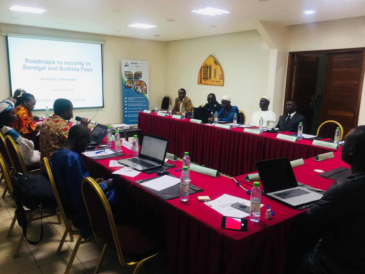 PWA_Senegal's tweet photo. « Roadmaps to security in Senegal and Burkina Faso », a tenu un atelier de formation des enquêteurs sur le logiciel Smart Survey. Ce logiciel a également été présenté au comité de pilotage, l’innovation dans l’exécution du projet pour une rapidité et une fiabilité des résultats. https://t.co/fIGNCFF3dB