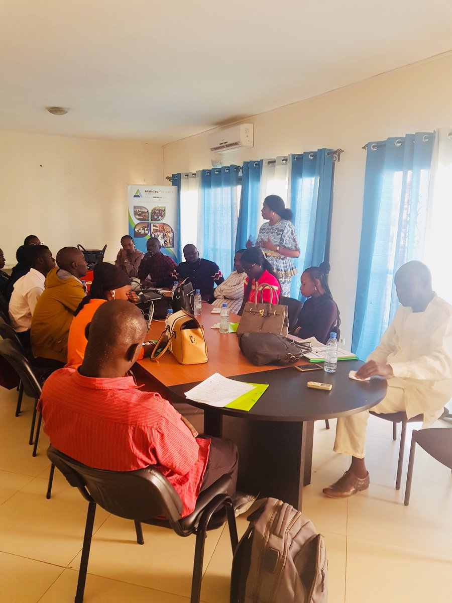 PWA_Senegal's tweet photo. « Roadmaps to security in Senegal and Burkina Faso », a tenu un atelier de formation des enquêteurs sur le logiciel Smart Survey. Ce logiciel a également été présenté au comité de pilotage, l’innovation dans l’exécution du projet pour une rapidité et une fiabilité des résultats. https://t.co/fIGNCFF3dB
