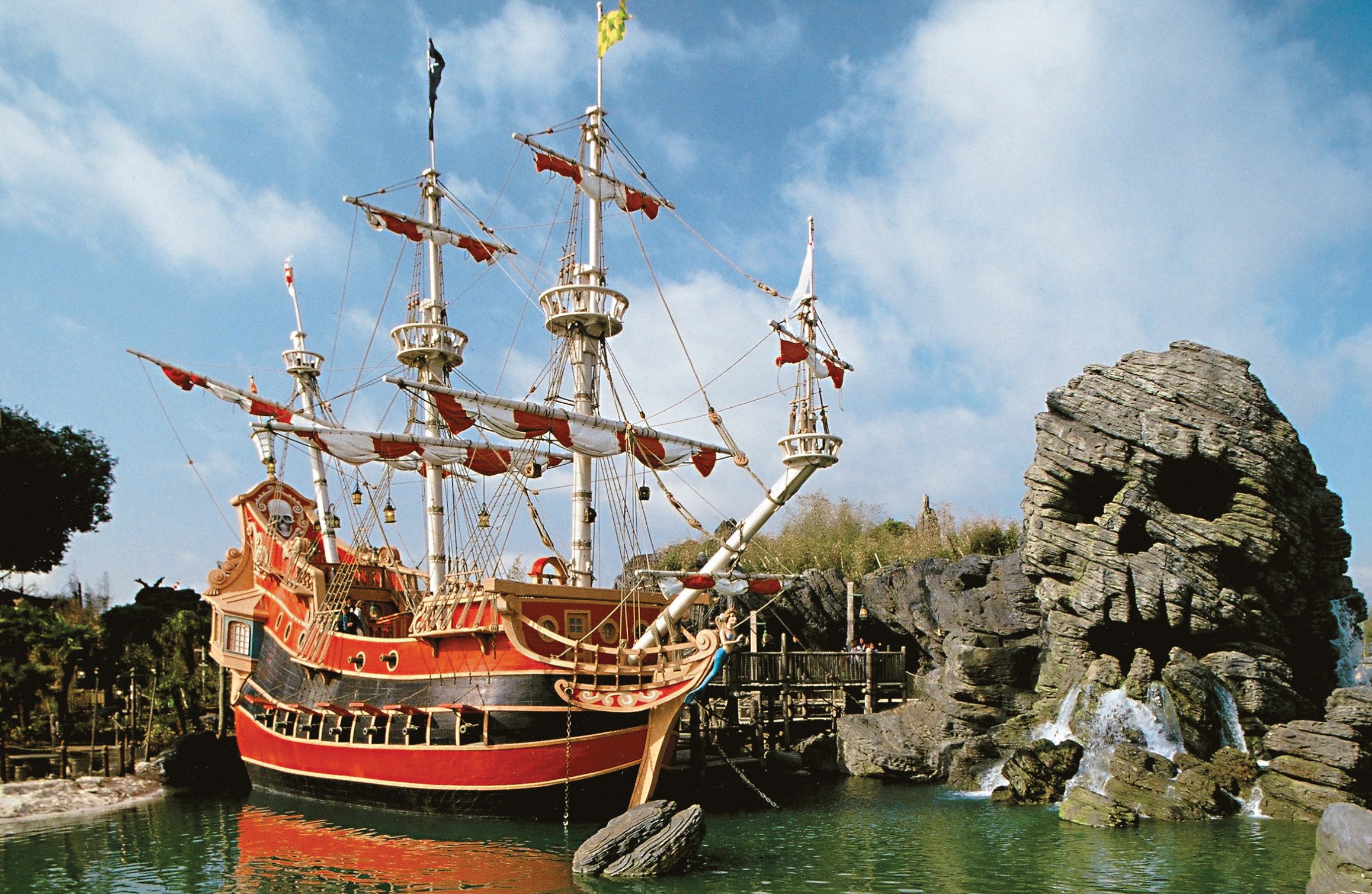 DLPTreasures on X: Euro Disneyland '92 - Captain Hook's Pirate Ship, mint  condition & original colour scheme  / X