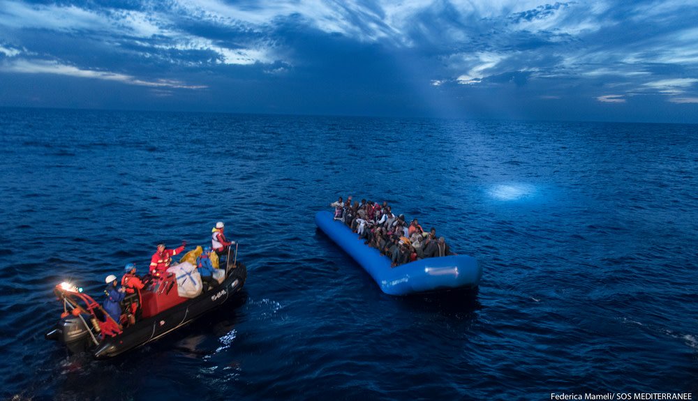 MSF_Espana's tweet photo. #Italia está colocando a las ONG en una situación imposible: o se obedece su orden de no rescatar o de devolver a la gente a los libios o, si no, nos enfrentamos a una causa judicial. Es una situación destinada a paralizar a las organizaciones @publico_es https://t.co/EwwDdqw4KH https://t.co/iGQ0YIuhqd