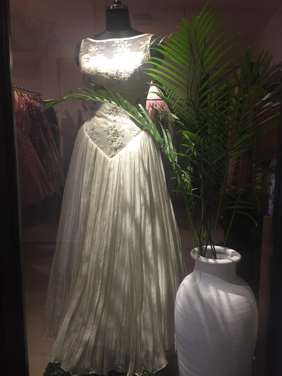 VishivaStudio's tweet photo. #CocktailGown https://t.co/FWbKzHYfeQ