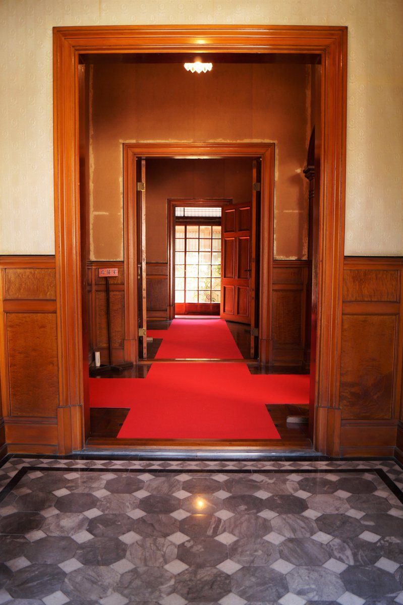 びるまち V Twitter 旧山本家住宅 １階廊下と洗面室 離れへと続く廊下で天井にはステンドグラスの天窓がはめ込まれています その廊下の奥にあるのが洗面室で壁には貝合わせの貝がはめ込まれていたその数は約400個ほどあるそうです すごい 近代建築 T