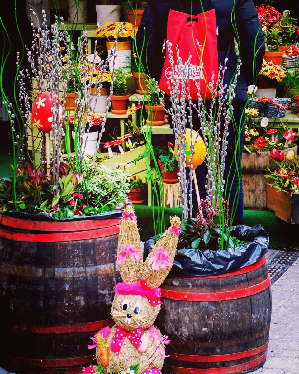 UaBudapest's tweet photo. Happy Easter from Budapest :) https://t.co/pnZpDEoIHo