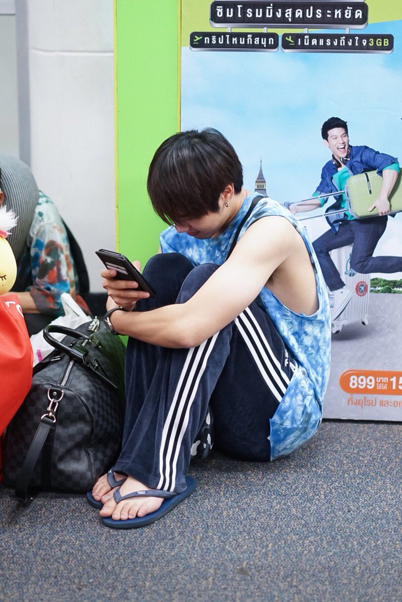 ดูเป็นเด็กถูกทิ้ง 😂😂 
นั่งรอวนไป เครื่องดีเลย์เนี่ย 
#whitewo <a href="/n_whitewo/">whitewo</a>