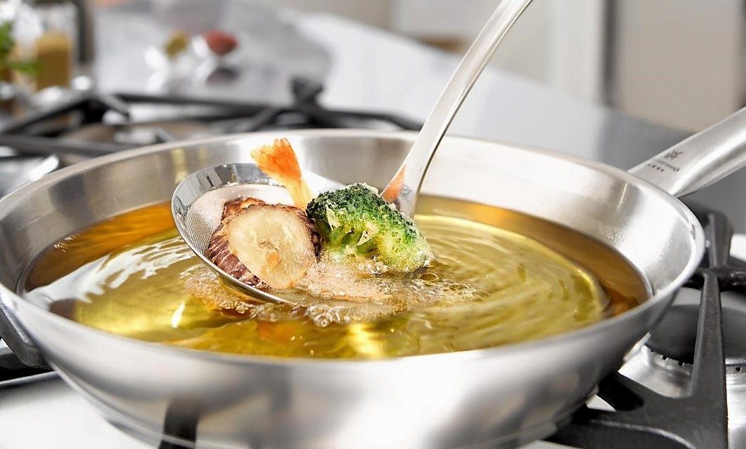 ¿#SabíasQue si cuelas y no lo quemas puedes reutilizar el aceite de oliva a la hora de freír entre 3 y 5 veces?
Por las 2 veces que puedes reutilizar el aceite de girasol...
#AOVE #aceite de oliva