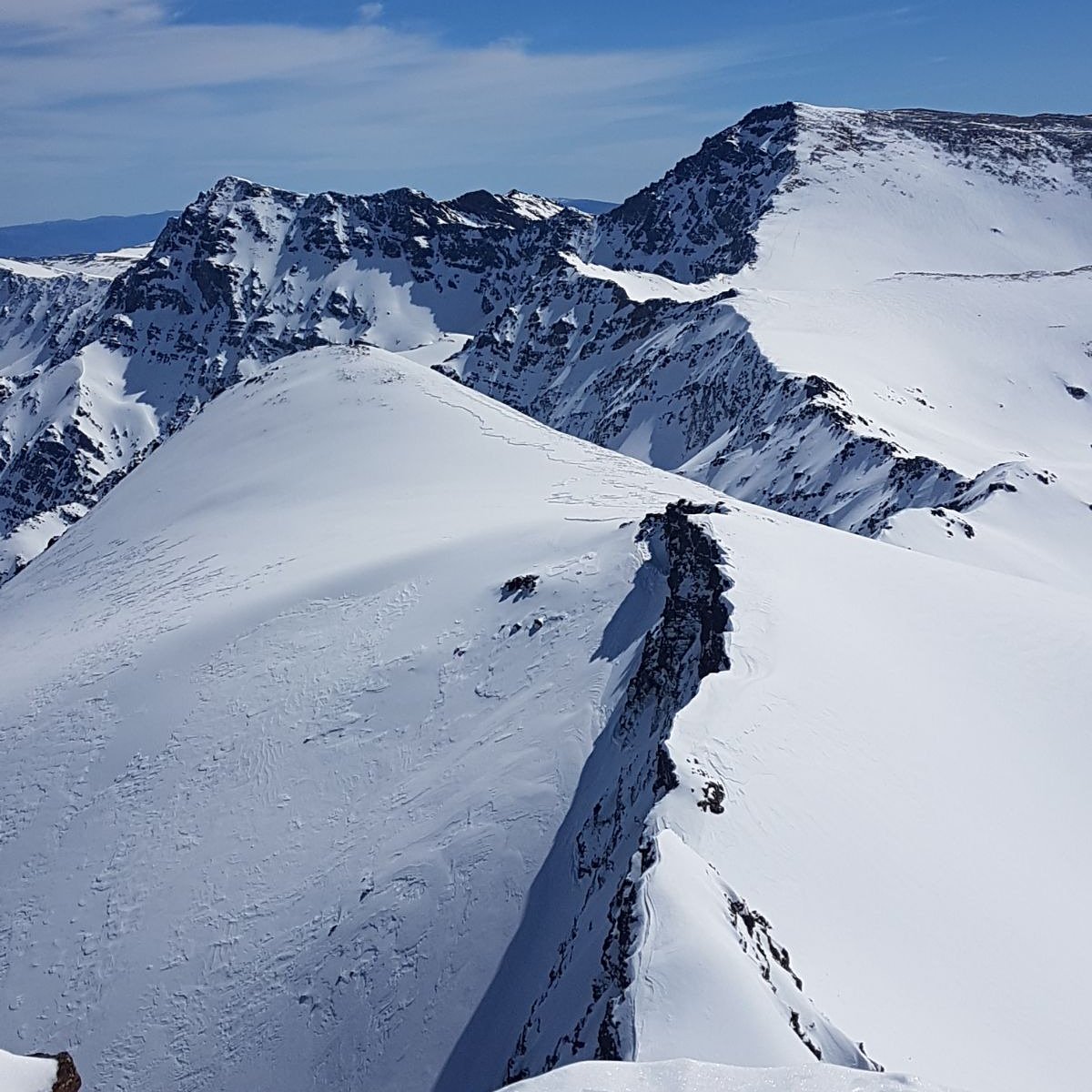 SNevada_Parque's tweet photo. Desde la cumbre del Veleta, el Mulhacén y la Alcazaba. Femiz semana amig@s de Sierra Nevada https://t.co/4O9KgxjS5s