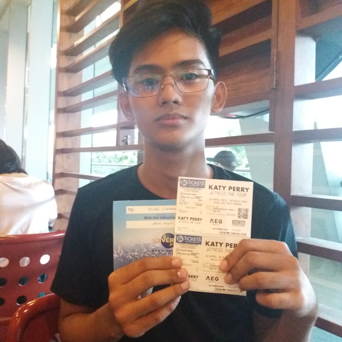 UMG_PH's tweet photo. Our Apple Music winner @smngnlen just claimed his #WitnessTheTourMNL Upper Box tickets! Enjoy the concert!πΆ #GetMusicPH @mca_music @ovationprod https://t.co/pf4xv1qrj8