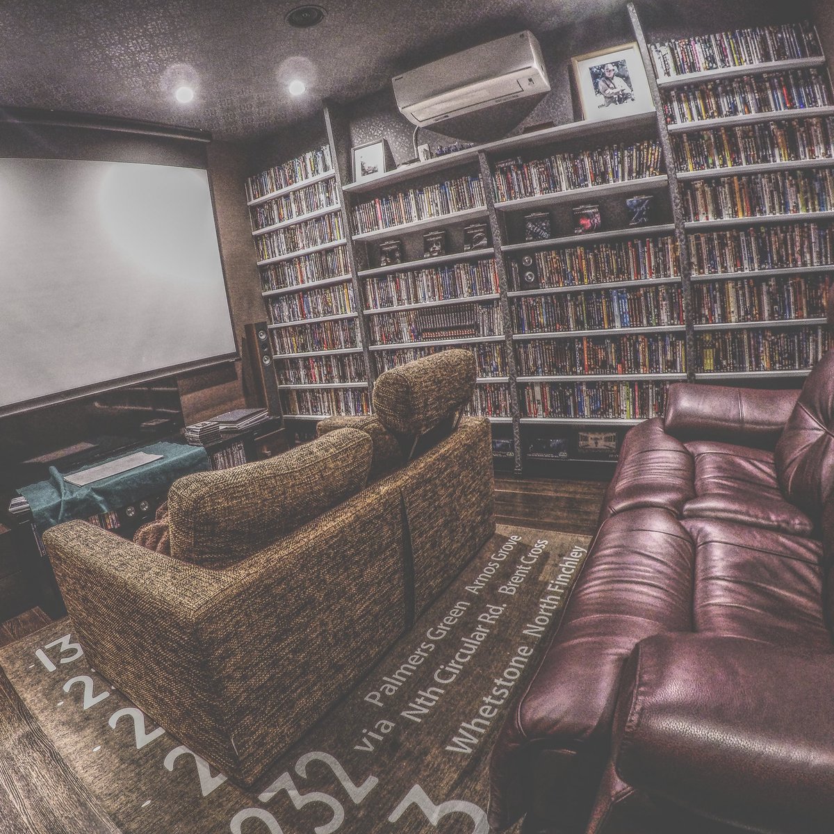 オレンチ 映画とアウトドア A Twitter 4人席にしてみました Dvd棚を晒したら映画好きフォロワーさん増える 破産部 映画好きな人と繋がりたい 映画好き シアタールーム Dvd棚