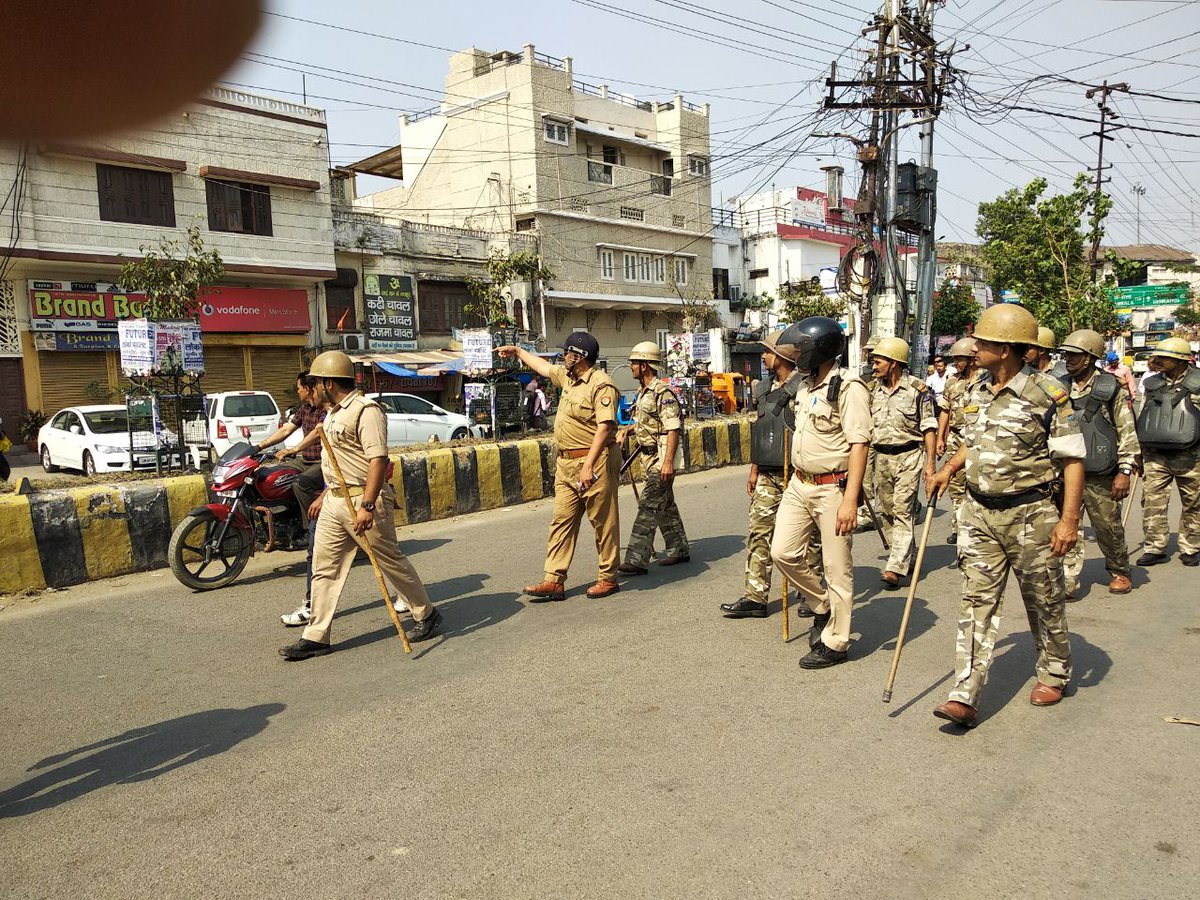 indiancops's tweet photo. Bharat band protest held by Dalit organizations against the alleged dilution of the sc/st act. Police force deployed on roads. Saharanpur police near clock tower handling the situation well. @digsaharanpur @upcoprahul @Uppolice @saharanpurpol @adgzonemeerut @noidapolice https://t.co/Olz9v7gIBC