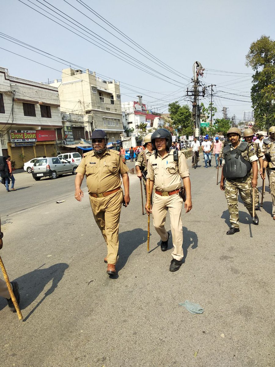 indiancops's tweet photo. Bharat band protest held by Dalit organizations against the alleged dilution of the sc/st act. Police force deployed on roads. Saharanpur police near clock tower handling the situation well. @digsaharanpur @upcoprahul @Uppolice @saharanpurpol @adgzonemeerut @noidapolice https://t.co/Olz9v7gIBC