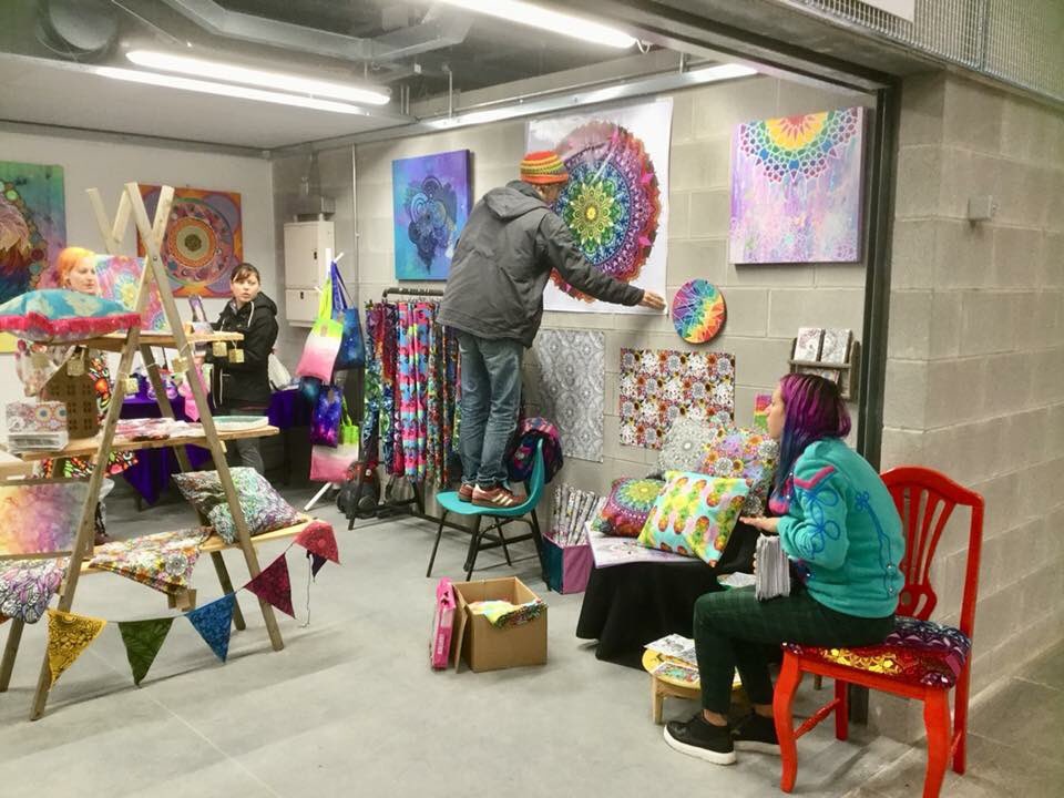 DYDD LLUN PAWB IS ALL SYSTEMS GO!!
Streets are completely clear of snow, traders old and new are open right now inside Ty Pawb market stalls and shops, the stalls outside will be setting up shortly... Wrexham Lager and Prosecco and cocktails will be on sale too!