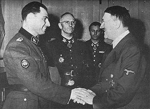 lapin47's tweet photo. @JohannLemp @OsrTheGreat @AntenneJaune @GaccioB @AxelLoustau @FerdinandDemara #FN #antisémitisme #nazis
#AxelLoustau = très bon ami de #MarineLePen par ailleurs très nostalgique du 3ème Reich s'était rendu en Espagne (1992) pour rencontrer #LéonDegrelle #Waffen_SS jamais repenti et même carrément défenseur des thèses négationnistes https://t.co/8ZL2EiUEpS