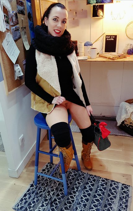 Magasin bien sympa, comme &agrave; la maison ! 😆 #shopping #NoPanties #paques2018 https://t.co/TM7BsCKHAe<a href="/tag/shopping"class="tags">#shopping</a><a href="/tag/nopanties"class="tags"><span>#nopanties</span></a><a href="/tag/paques2018"class="tags"><span>#paques2018</span></a>