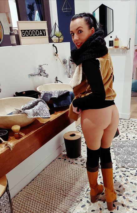 Magasin bien sympa, comme &agrave; la maison ! 😆 #shopping #NoPanties #paques2018 https://t.co/TM7BsCKHAe<a href="/tag/shopping"class="tags">#shopping</a><a href="/tag/nopanties"class="tags"><span>#nopanties</span></a><a href="/tag/paques2018"class="tags"><span>#paques2018</span></a>