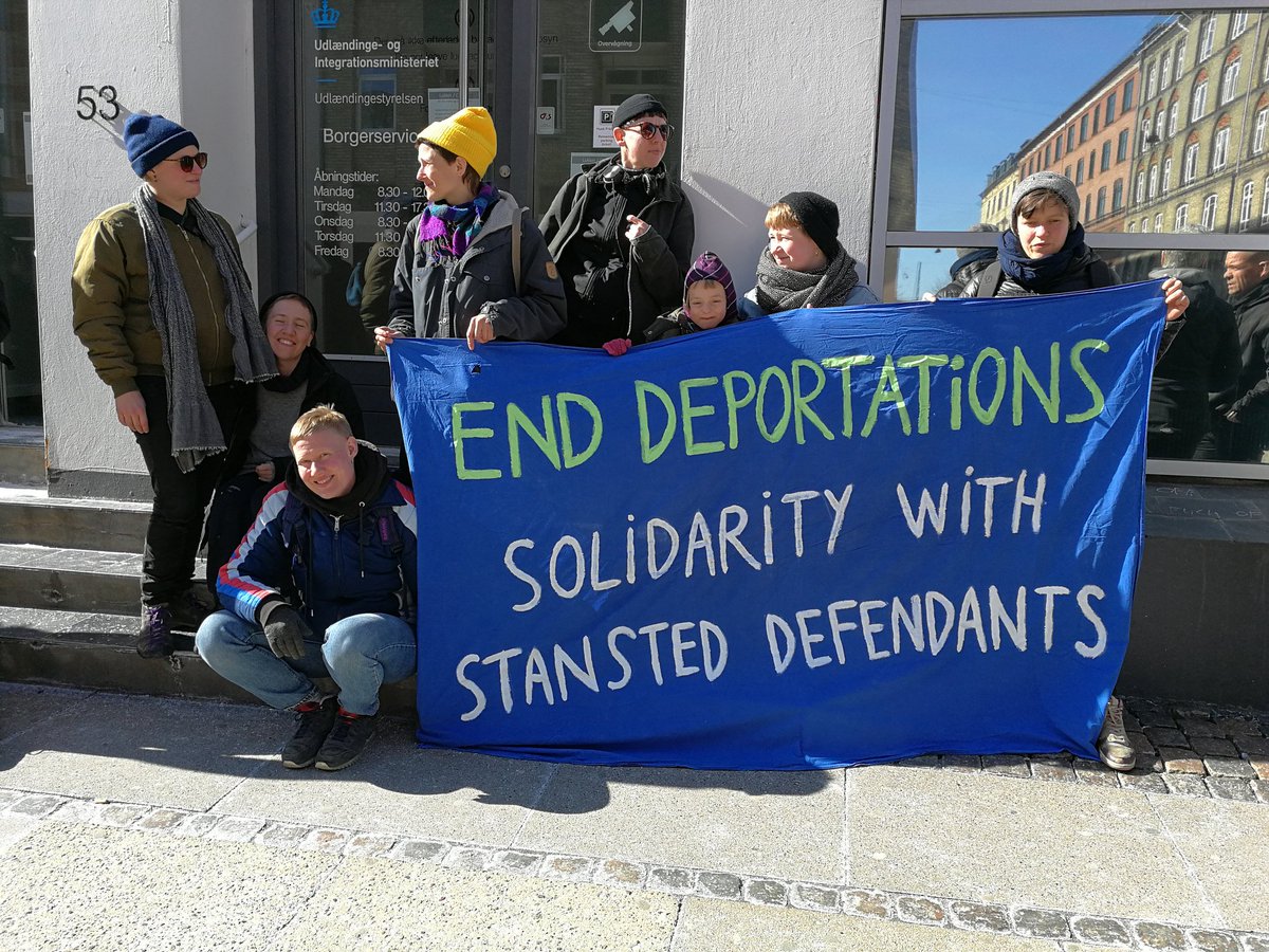 KlimaKolle's tweet photo. Solidarity with #stansted15 End deportations now! #noborders #nohumanisilligal #dropthecharges https://t.co/qcHIvEmU9k