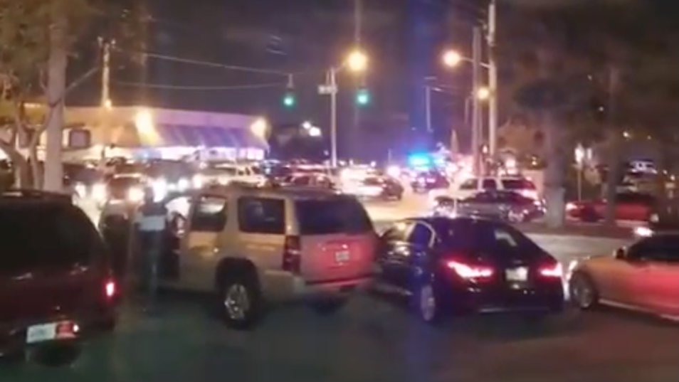 2 shot in parking lot of Lauderhill Mall bit.ly/2GGXrR1?utm_so… https://t.co/fZIQMqT82e