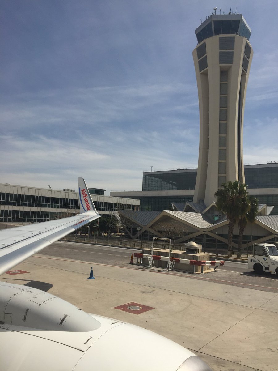 estefania_tf's tweet photo. De vuelta a casa con la mejor cía.. @AirEuropa  AGP - TFN 😄✈️ https://t.co/JMd023l6OH