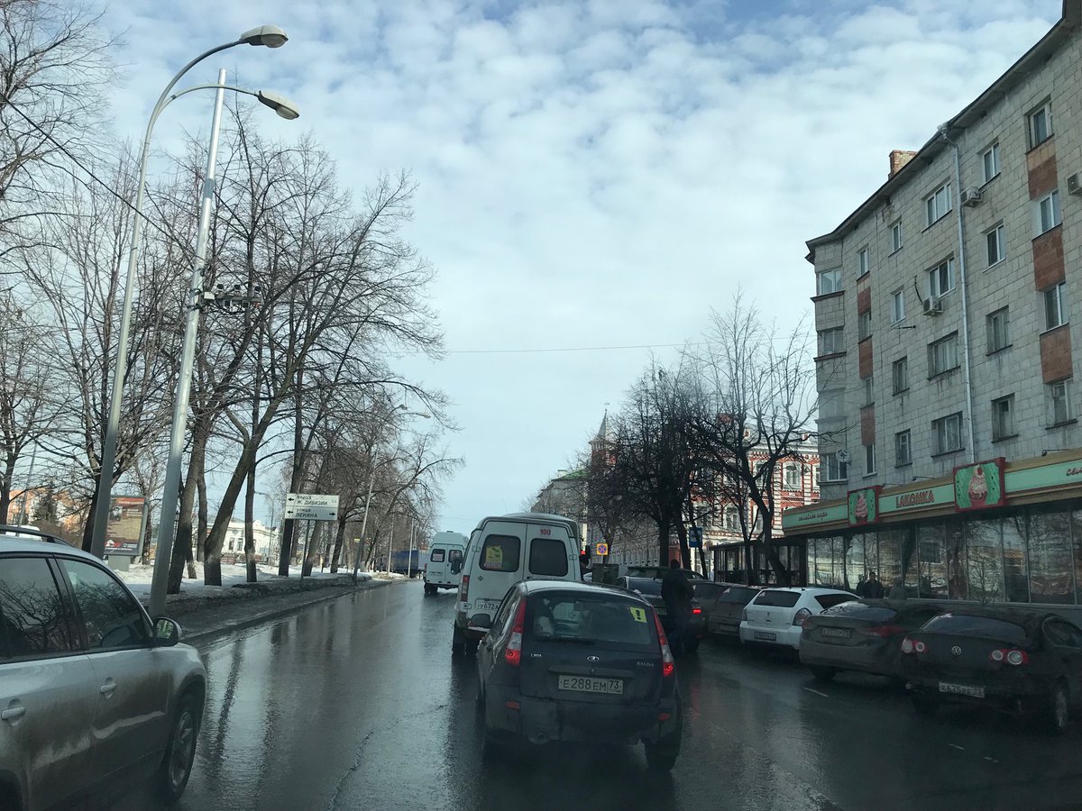 Остановка заставлена, маршрутка на середине дороги высаживает. А вы говорите, нормы-правила. Дикий лес