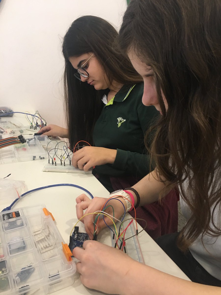 DogaTech's tweet photo. Arduino ile potansiyometreyi kullanarak led kontrolü yaptık ve  “Yürüyen ışık” çalışmasını gerçekleştirdik. Elektronik ve programlama bir araya gelirse bize de harika ürünler çıkarmak düşer. #dogatech #arduino https://t.co/aypmJNcRrq
