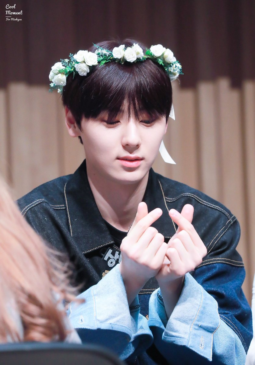 CoolMoment0809's tweet photo. 180401 JCC홀 팬사인회

기욤 뽀짝스러운 하트세트💕💕

#황민현 #민현 #Minhyun #WannaOne https://t.co/HKrA0UTdQq