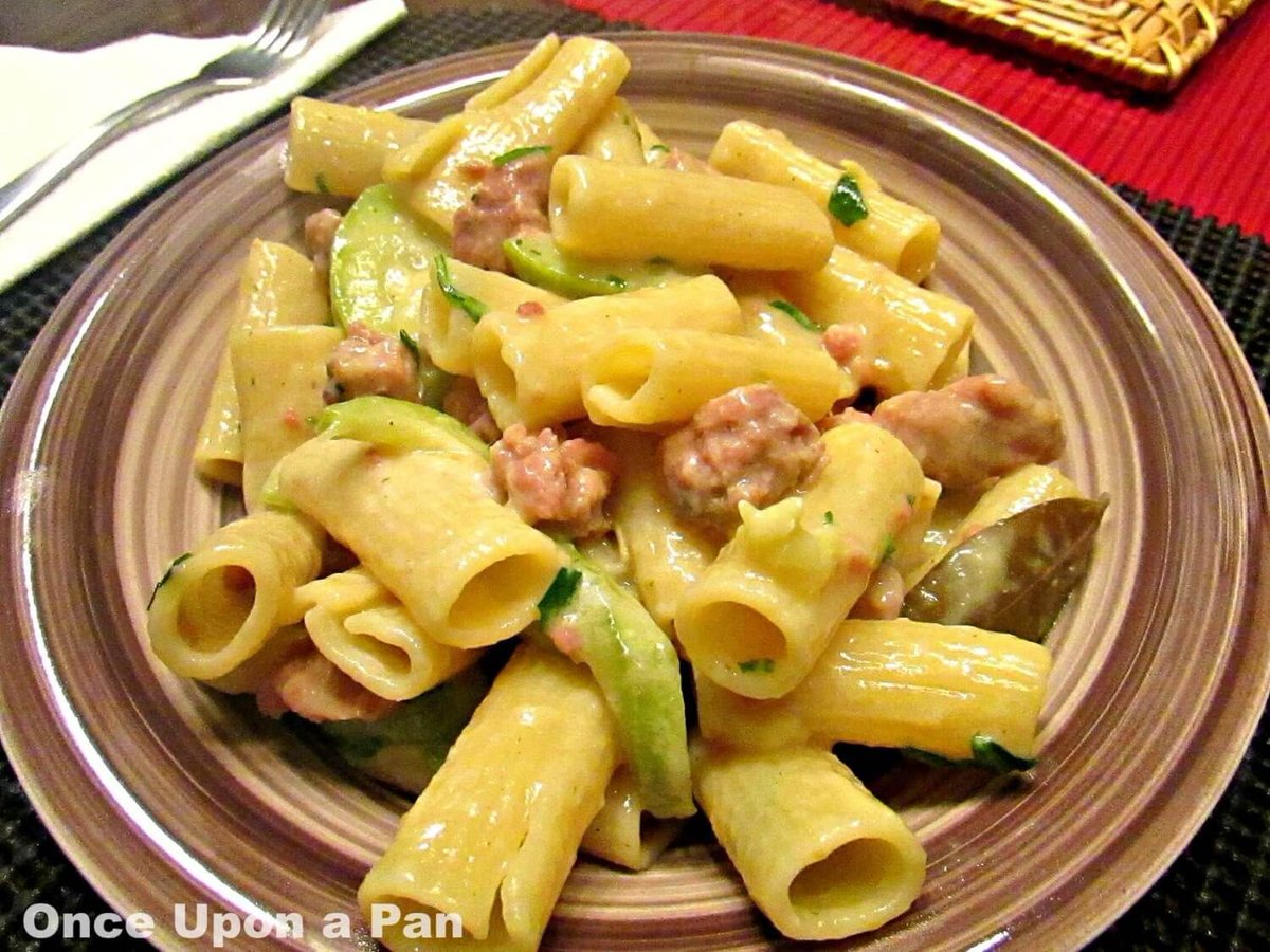 PASTA WITH ITALIAN SAUSAGE AND ZUCCHINI - recipe here buff.ly/2JagdOM - The boyfriend also loves to cook and sometimes it's nice to be wined and dined :-) And when he makes this pasta with Italian sausage and zucchini I'm definitely a lucky and happy girl!