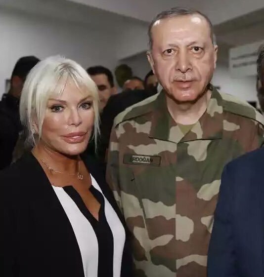 Ajda Pekkan’dan o fotoğrafla ilgili açıklama geldi ;
“Oldum olası askerlere zaafım var, ilk sevgilim de Osmanlıda yeniçeriydi...”