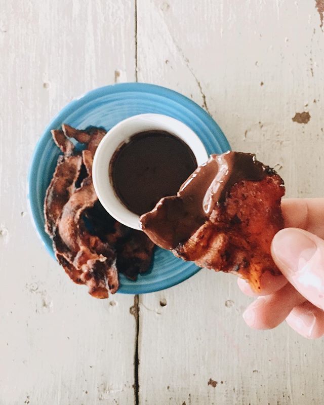 TrainProSteph's tweet image. Was craving fat and salt and sweet. I fried up some bacon and mixed a bit of the grease with some @lilys_sweets_chocolate baking chips for the sauce. -
Definitely a pre-ladies days treat.
-
-
-
#lchf #lchflifestyle #keto #ketorecipes #ketogenicdiet #keto… ift.tt/2GPskmf