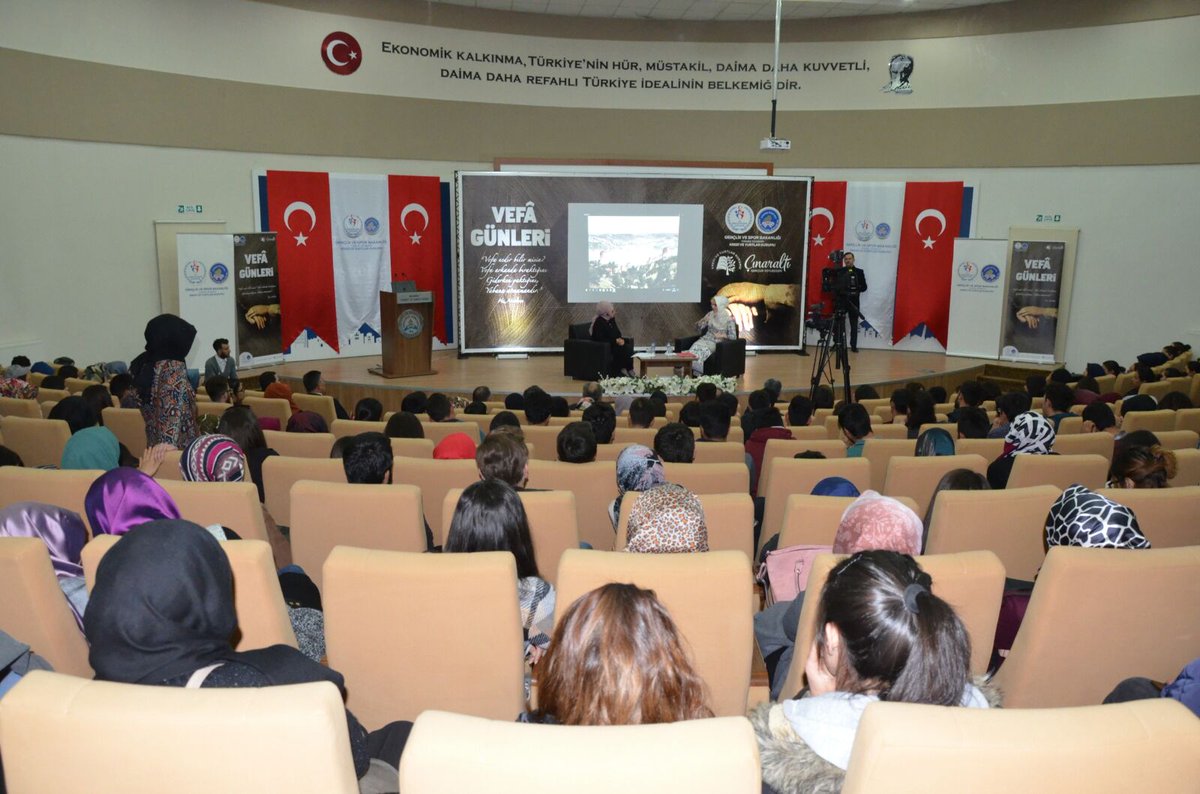 ll. Abdülhamid Han'ın beşinci kuşaktan torunu Nilhan Osmanoğlu, Zeynep Bayramoğlu moderatörlüğünde Aksaray'da KYK'lı gençlere ll. Abdülhamid Han'ı anlatıyor.
🍀Abdülhamid Han, hayatını iyi niyet ve anlayışlı olmak üzerine şekillendirmiştir.🍀
#KYKVefaGünleri🌹