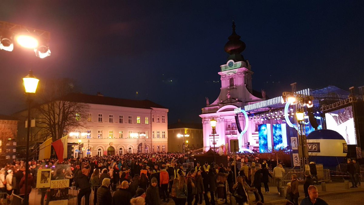 sosmusicpl's tweet photo. Ludzie w Wadowicach już się zbierają koncert "Pamiętamy Ojcze Święty" już za chwilę https://t.co/kh8NqFq49c