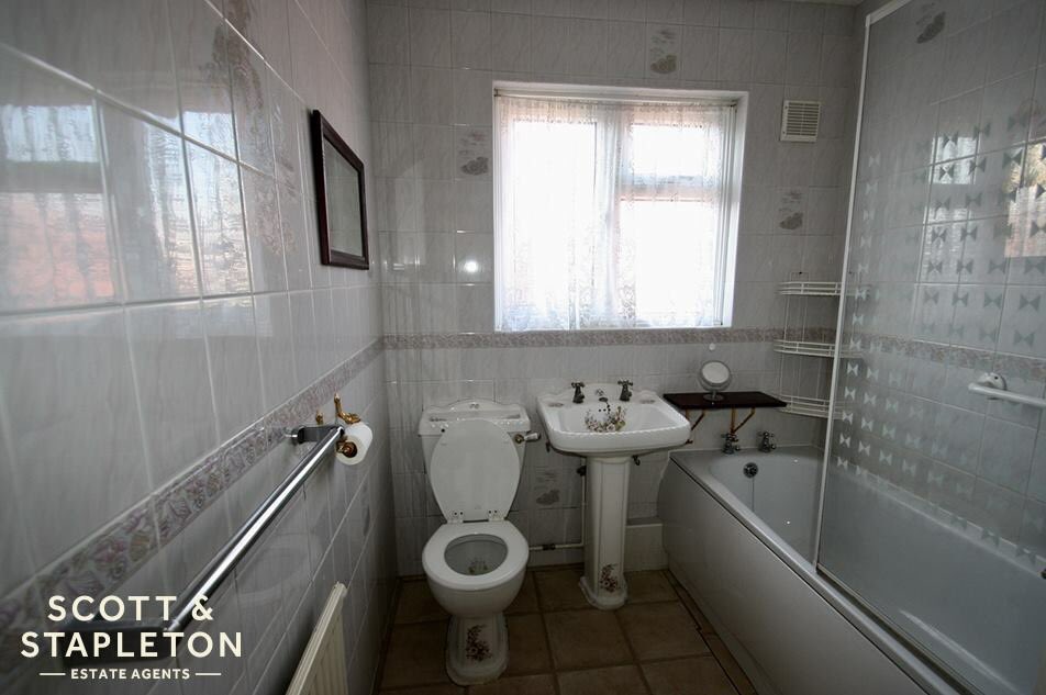 *** Newly Reduced ***
 
Please contact our sales team on 01702 471 155 for viewings and further details. 🏠🏠🏠
 
📍 - Langport Drive
🏷 - Newly Reduced £315,000
🏠 - Vacant possession
🛌 - Three bedroom
🚗 - Ample off street parking