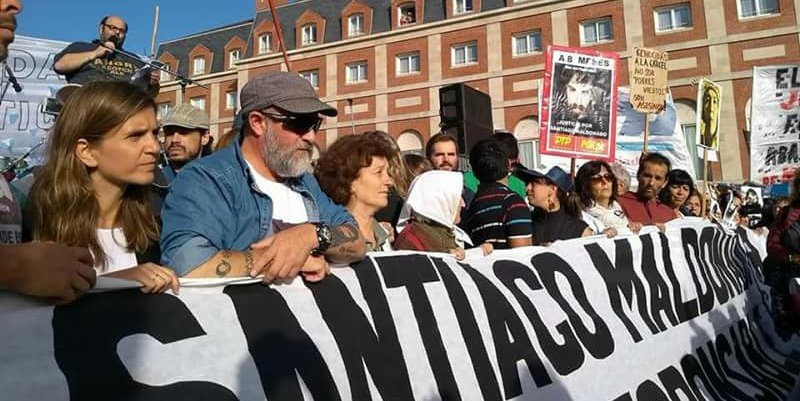 A otto mesi dalla #desaparicion di #SantiagoMaldonado un festival e le dure accuse della famiglia: esigiamo una indagine imparziale e indipendente. Intanto il ministro #Bullrich promuove sei agenti implicati nella repressione di agosto #Argentina dinamopress.it/news/8-mesi-da…