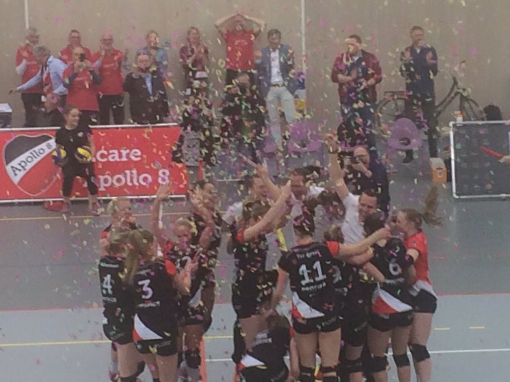 apollo8borne's tweet photo. Feeeeest!!! @Apollo8Dames1 kampioeneeeeeen! 💐🎉 3-0 winst op Alterno d2 https://t.co/6ACLY67Tr3