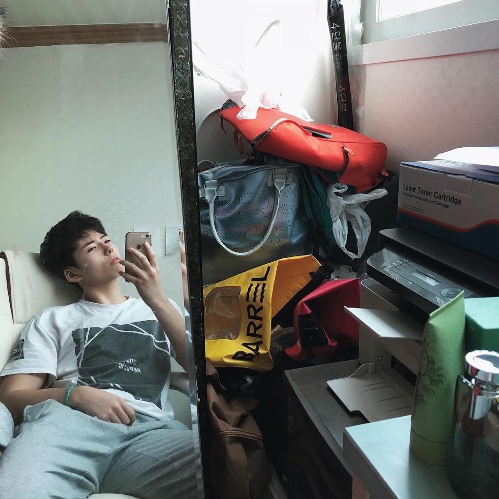 Korseries's tweet image. คิมมินซอ หนุ่มเกาหลี วัย 17 ปี กำลังเรียนอยู่ที่โรงเรียนมัธยมปลายที่ปูซาน กำลังเป็นที่พูดถึงบนโลกโซเชียลเป็นอย่างมาก เพราะน้องหน้าคล้ายกับพัคโบกอม ราวกับเป็นฝาแฝดที่พลัดพราก

อะไรจะเหมือนเป๊ะขนาดนี้คะลูกกกก #พุ่งตรงไปปูซานอย่างไว 😍😍😍😍😍
IG : kms02.02

goo.gl/b4dNY8