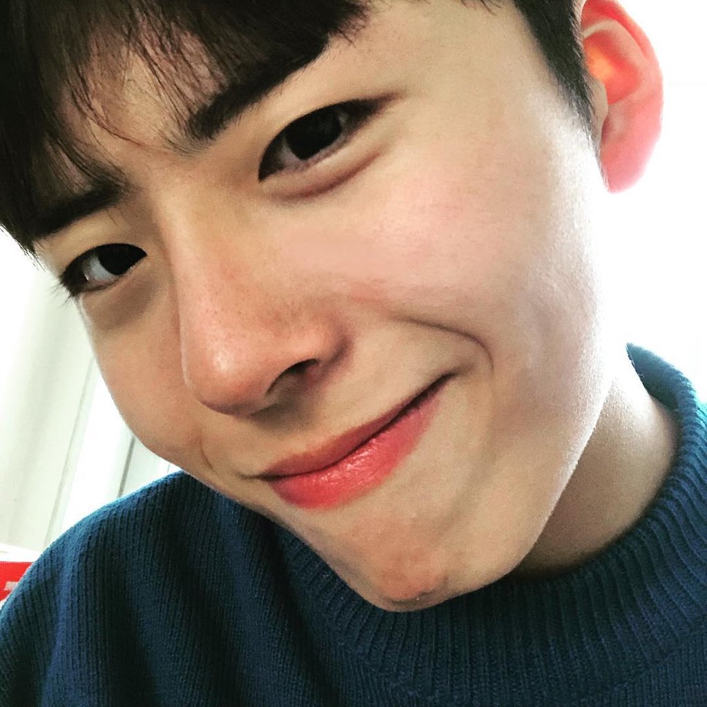 Korseries's tweet image. คิมมินซอ หนุ่มเกาหลี วัย 17 ปี กำลังเรียนอยู่ที่โรงเรียนมัธยมปลายที่ปูซาน กำลังเป็นที่พูดถึงบนโลกโซเชียลเป็นอย่างมาก เพราะน้องหน้าคล้ายกับพัคโบกอม ราวกับเป็นฝาแฝดที่พลัดพราก

อะไรจะเหมือนเป๊ะขนาดนี้คะลูกกกก #พุ่งตรงไปปูซานอย่างไว 😍😍😍😍😍
IG : kms02.02

goo.gl/b4dNY8