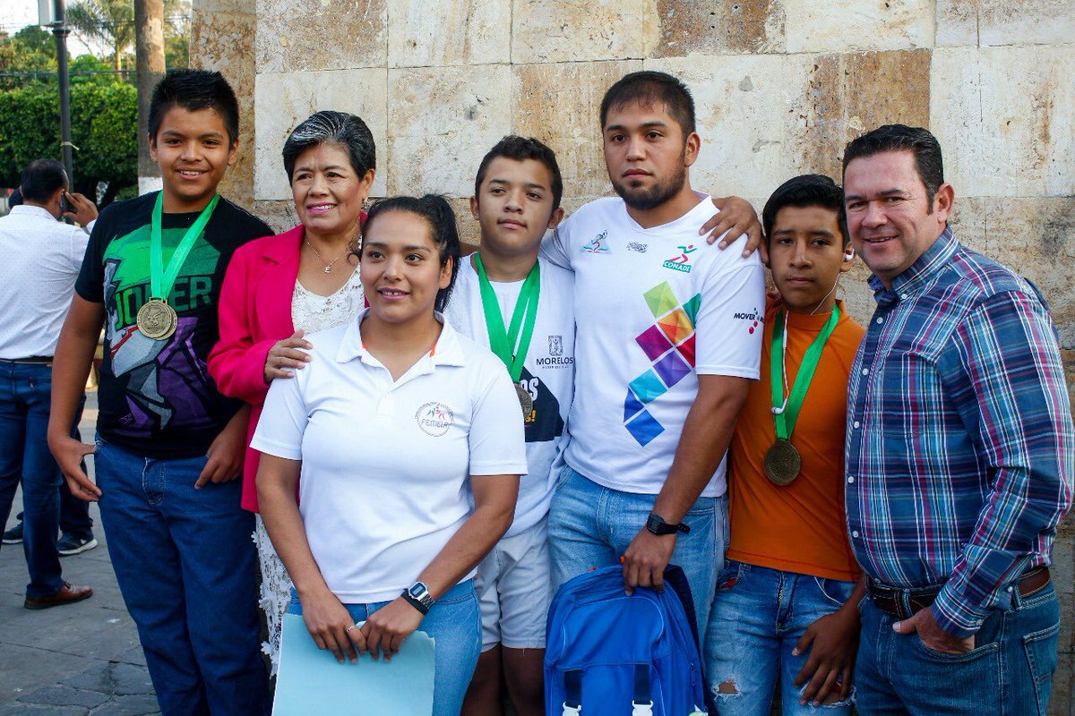 Comenzamos la semana realizando honores a la bandera desde nuestro lindo zócalo de #Jiutepec! 

En este acto el alcalde José Antonio Albarran recibió a jóvenes jiutepequenses destacados en lucha grecorromana. 

Vamos a seguir impulsando el deporte! 

#GobiernoAmigo
