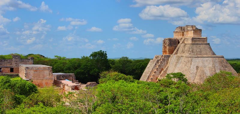 MDzulCaamal's tweet photo. Uxmal fue una de las grandes ciudades mayas, llegó a tener unos 25 mil habitantes, fue fundada durante el período clásico tardío. Alberga edificaciones como la Pirámide del Adivino y el Cuadrángulo de las Monjas. 
#CiudadesMayas #Maya https://t.co/1Bx5MKMUnv