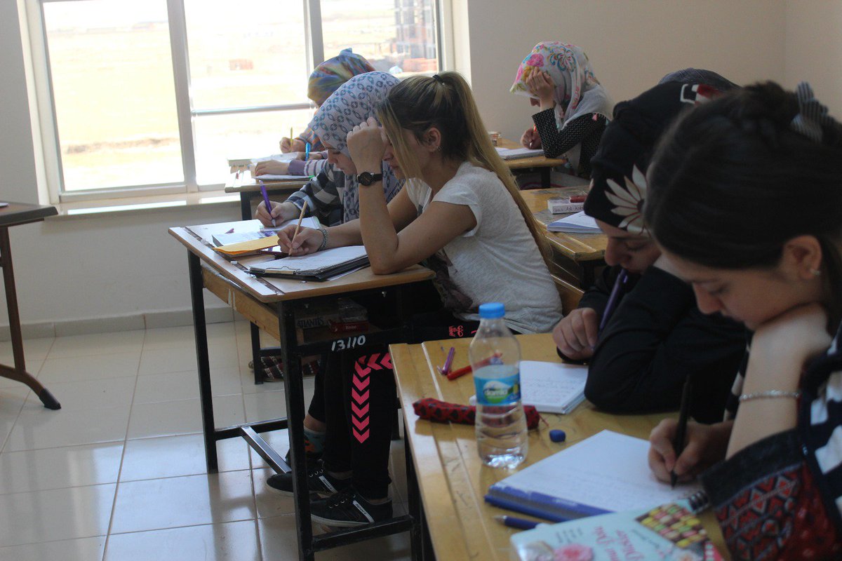 SivasKYGM's tweet photo. Öğrencilerimizin derslerinde başarılı olsunlar diye Şarkışla yurdumuzda Personelimiz Ayşenur Ordu tarafından Gönüllü Matematik kursu veriliyor...
#KYKAkademi herzaman gençlerin hizmetinde🤗 https://t.co/9k7BqBLt8p