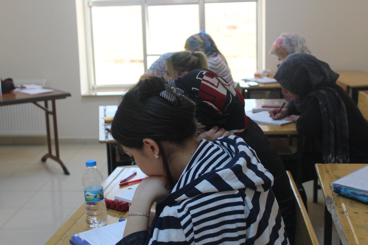 SivasKYGM's tweet photo. Öğrencilerimizin derslerinde başarılı olsunlar diye Şarkışla yurdumuzda Personelimiz Ayşenur Ordu tarafından Gönüllü Matematik kursu veriliyor...
#KYKAkademi herzaman gençlerin hizmetinde🤗 https://t.co/9k7BqBLt8p