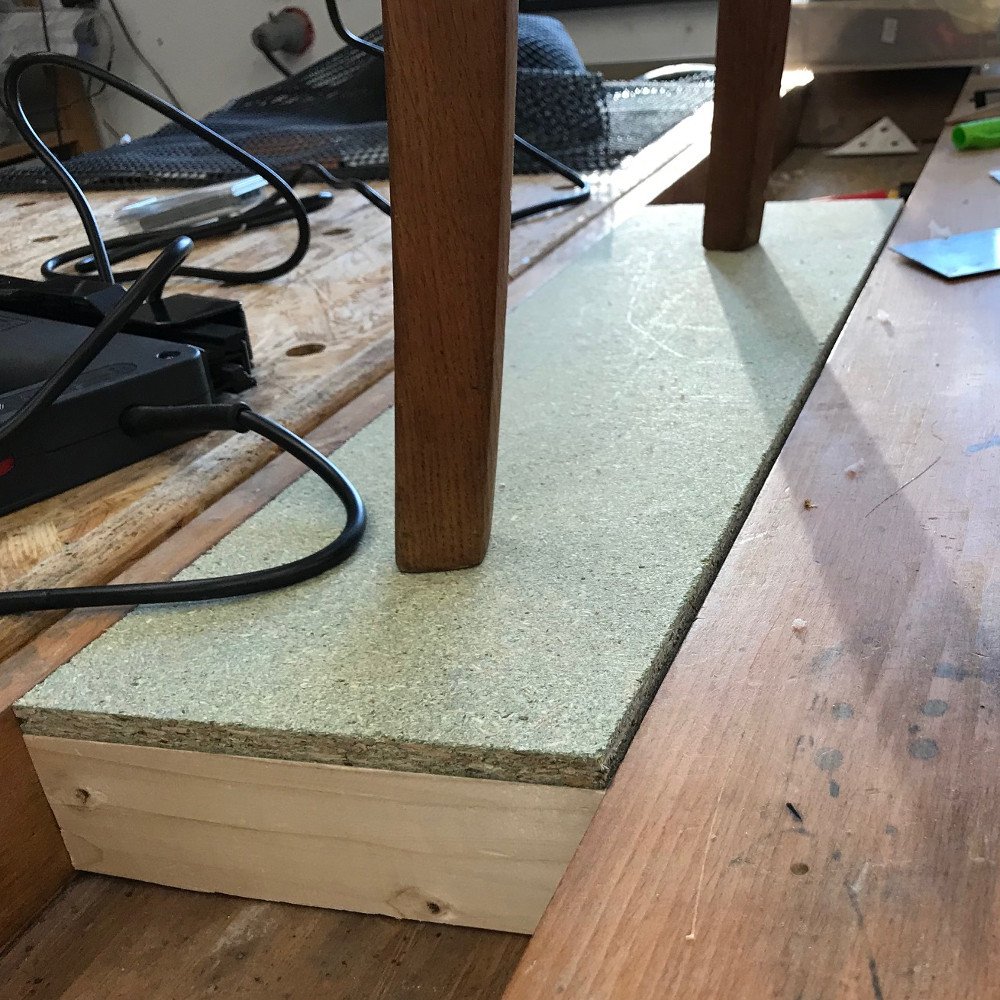 WayofWood's tweet photo. A few scraps nailesd together bridge the gap of my #toolwell on my #workbench. It's super simple but it provides me with the additional 15 cm of table space to put a chair with all 4 legs on the #bench.
.
#woodworking #workshop #shoptip https://t.co/iqLotGvaRr