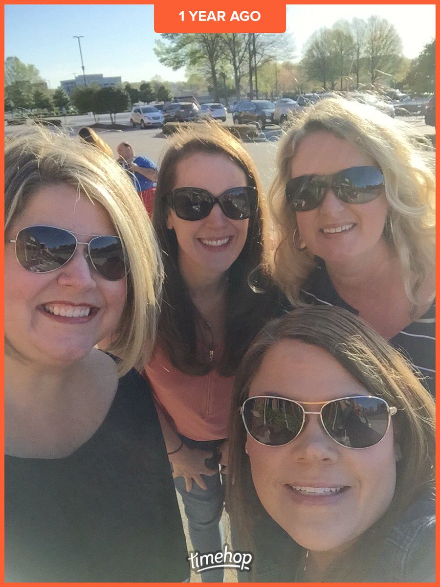 JoeysIrishPower's tweet photo. When @joeymcintyre visited me 😉 for #ReturnOfTheMac a year ago today!  #JoesHappyGirl I still have your #MacSack &amp; #MacNuts 😆 lots of happy southern O’Joe Girls that day! ❤️❤️❤️ https://t.co/Lgo1mZeoiX