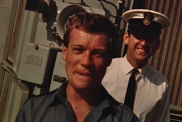 En el Intrepid, el marinero Neil Wilkinson de 22 años, se encuentra en su puesto como tirador de un cañón Bofors de 40mm.