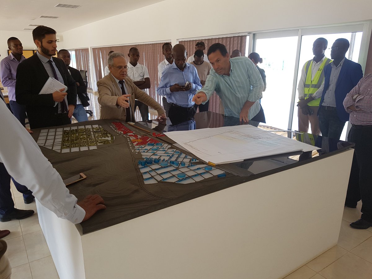 O Emabaixador da #França em #Angola, Sylvain Itté, o Delegado Nacional da Aliance Francesa e o Vice-Governadador de Cabinda, Macário Romão Lembe visitaram e contemplaram o nosso #Porto das águas profundas.