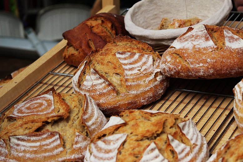 AlterAndCow's tweet photo. 🥖 🌾 Les Pains Bio aux farines anciennes de la boulangerie Chardon 🌾 🥖 

Bientôt de retour sur notre site internet et dans notre Food Truck 🚚😋 
Soutenez notre campagne de crowdfunding  ✌️ https://t.co/shlE1jiDwo
#Alimentation #Consommation #Foodtech #Crowdfunding https://t.co/hyBul8cnFn