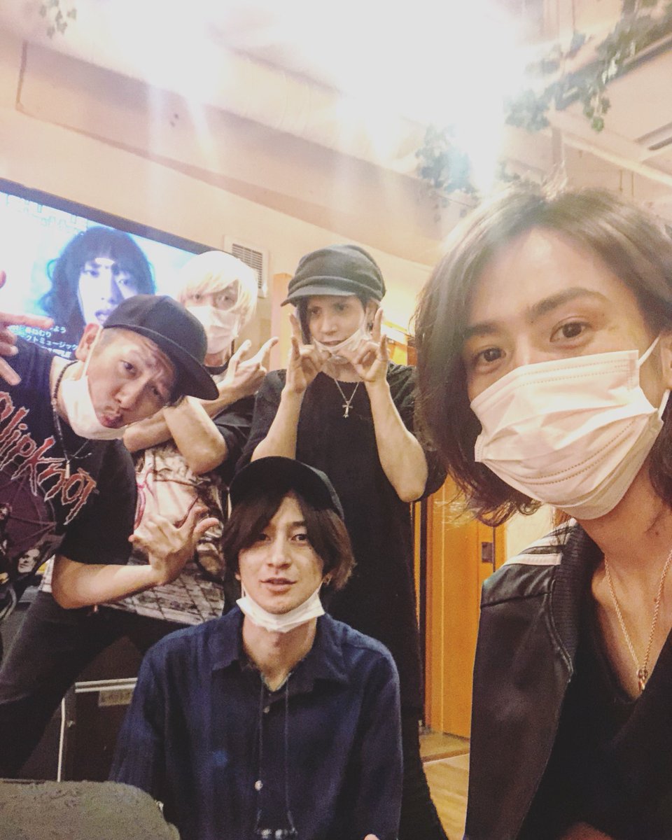 youdie_yamada's tweet photo. 本日は初台doors！
めっさ久々に5人編成のアクトでした！
めためた楽しかったよ(｡･ω･｡)
実は昨日初台doorsに友人のライブ見に来ていたので、不思議な感覚笑

#ACTONEAGE
#BreathingBooost
#FoxTails
#A_SPADE
#VALS
#MagicTheRoutine

#CRACKHOUSE から送ってもらった服！よりくんと着たぜい！ https://t.co/BpISNo2EsK