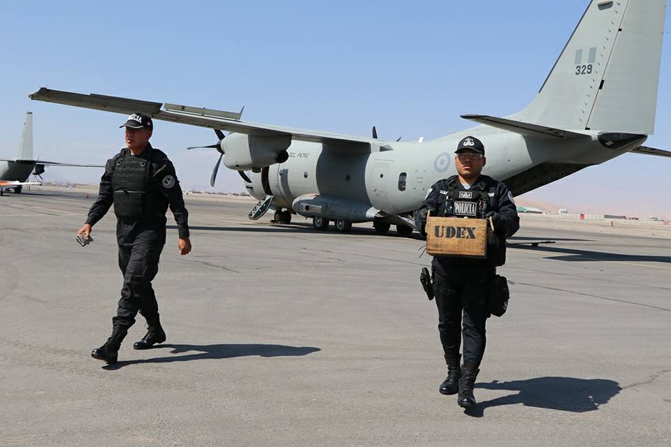 fapperu's tweet image. El personal del Destacamento Aéreo de #Tacna #DATAC; se unió a Aeropuertos Andinos del Perú - AAP y a la  #UDEX, para desarrollar un simulacro de amenaza de bomba en una de las aeronaves C-27J #Spartan que participará en la #FIDAE2018 - #Chile.