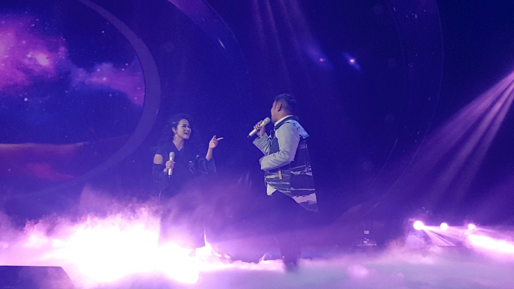 OfficialRCTI's tweet photo. Romantic duet dari @abdulidol9 X @yurayunita dengan lagu "Cinta dan Rahasia". Hmm kira-kira berhasil gak ya Abdul di lagu Indonesia yang satu ini?

#IndonesianIdol #IdolSpektaTop3 https://t.co/7uR16shkLL